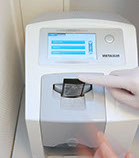 Eine Mitarbeiterin bedient den digitalen Scanner für das Röntgengerät