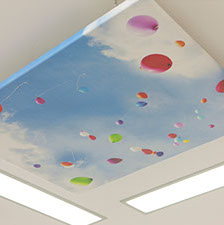 Bild mit Luftballons am Himmel hängt an Decke des Behnadlungszimmers