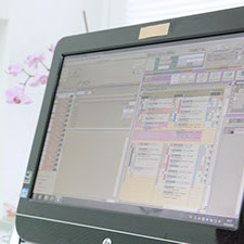 seitlicher Blick auf einen Computermonitor, auf dem eine elektronische Patientenakte geöffnet ist