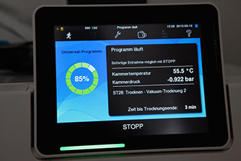Großes LCD-Display einer Trocknungsmaschine für medizinische Instrumente