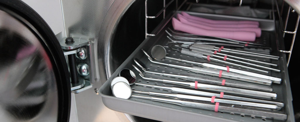 In einer speziellen Maschine wird das Behandlungsbesteck ordentlich aufgereiht fachgerecht gereinigt und sterilisiert